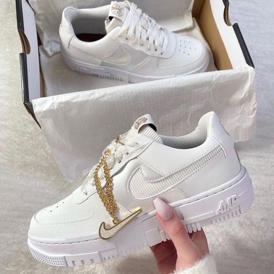 Alternative view of Air Force 1 Low Pixel Gray Gold Chain