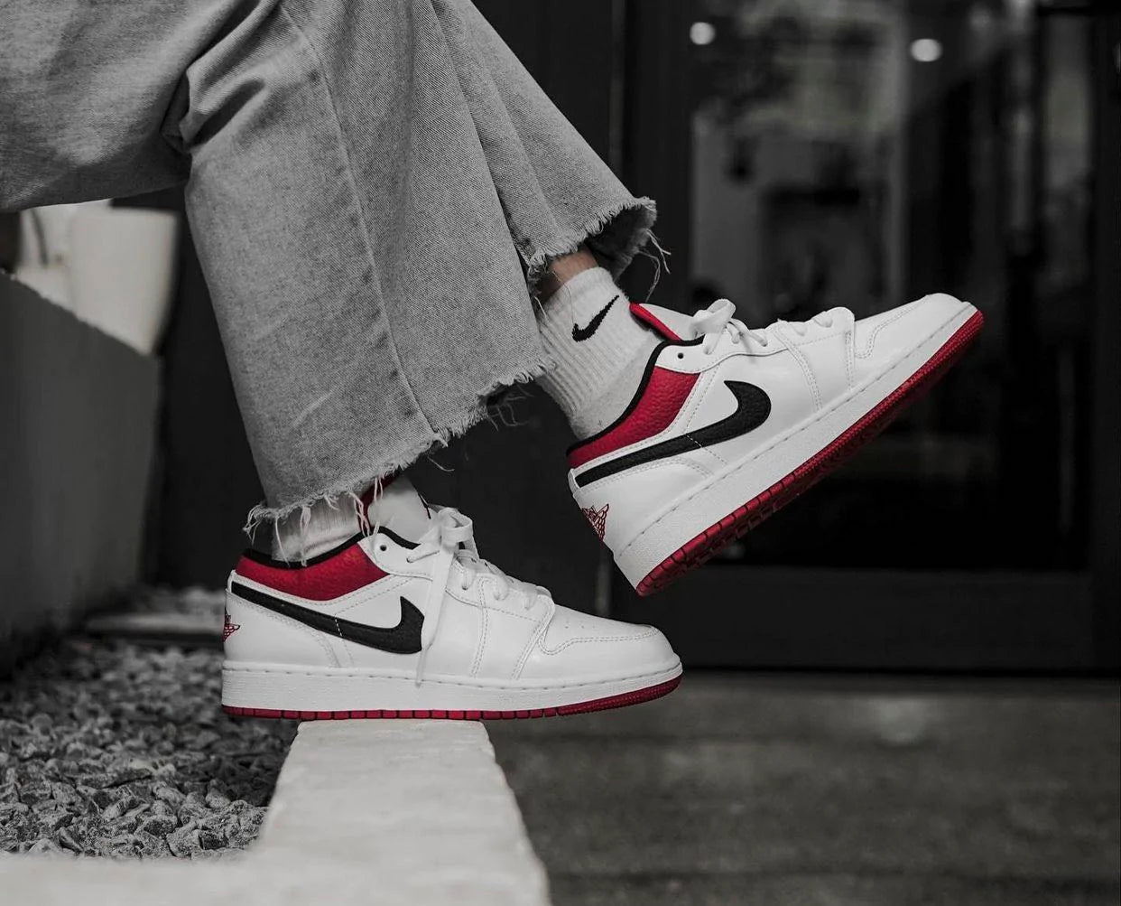 Air Jordan 1 Low White University Red Black - Image 3