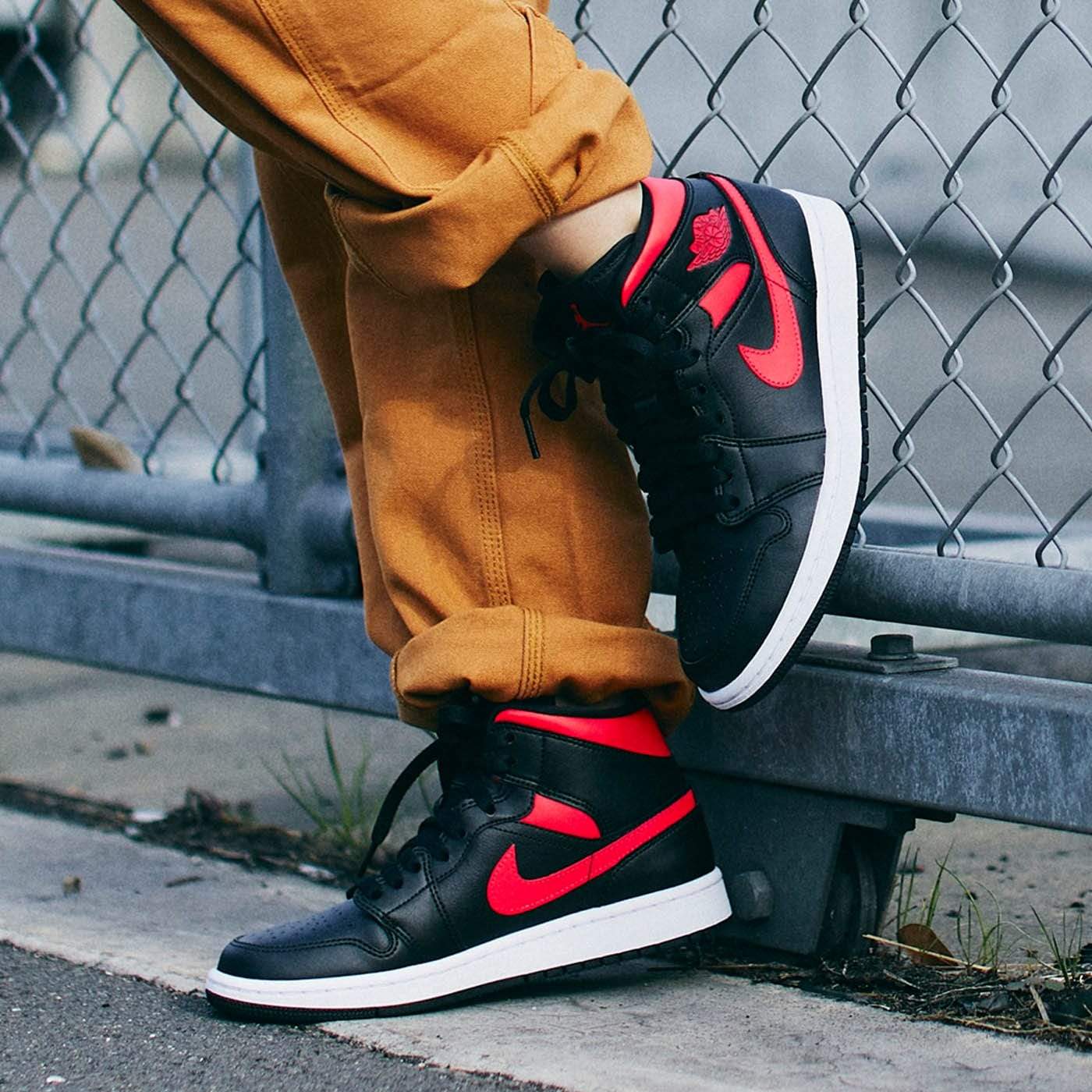 Air Jordan 1 Mid Black Siren Red - Image 4