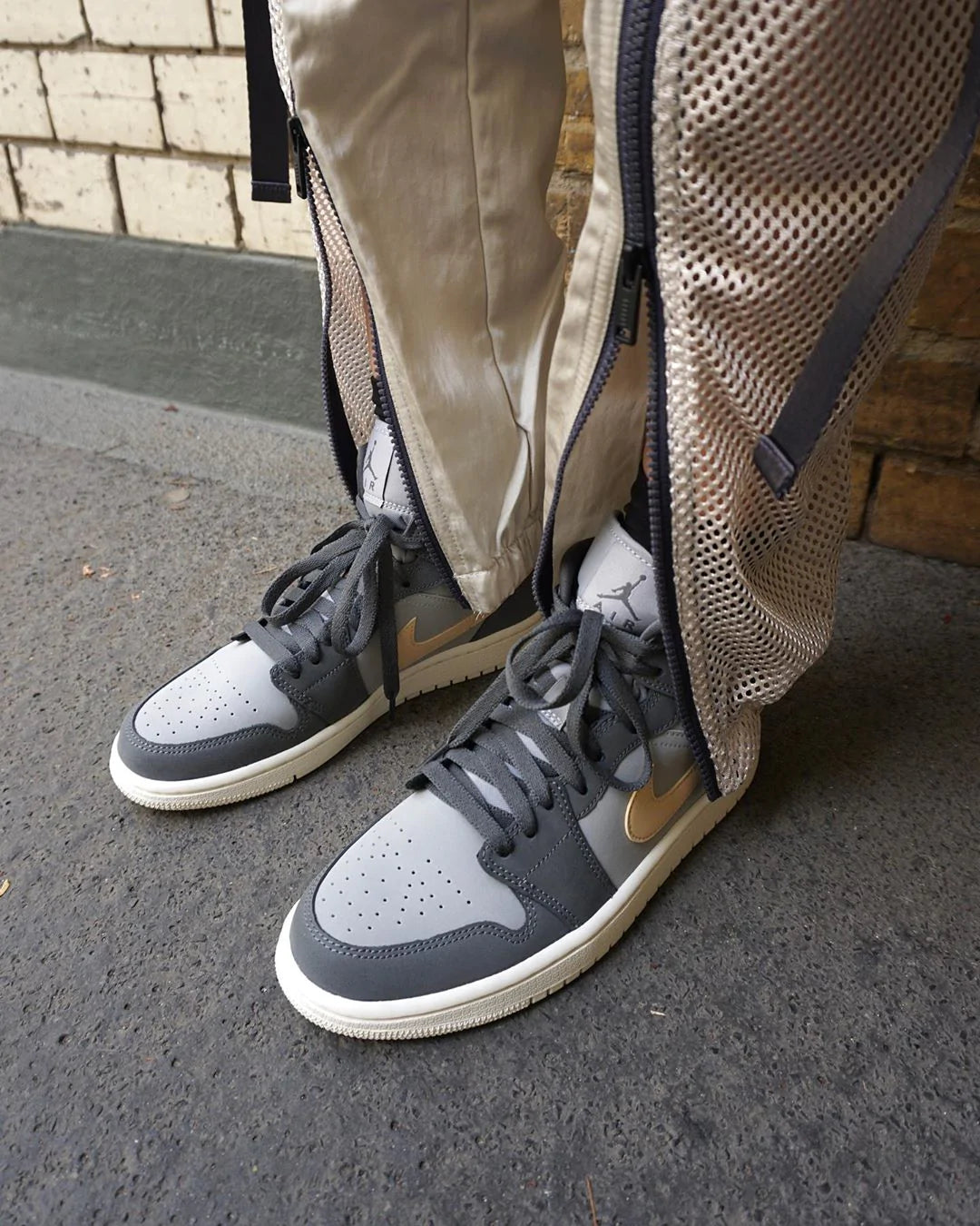 Air Jordan 1 Mid Grey Onyx - Image 4