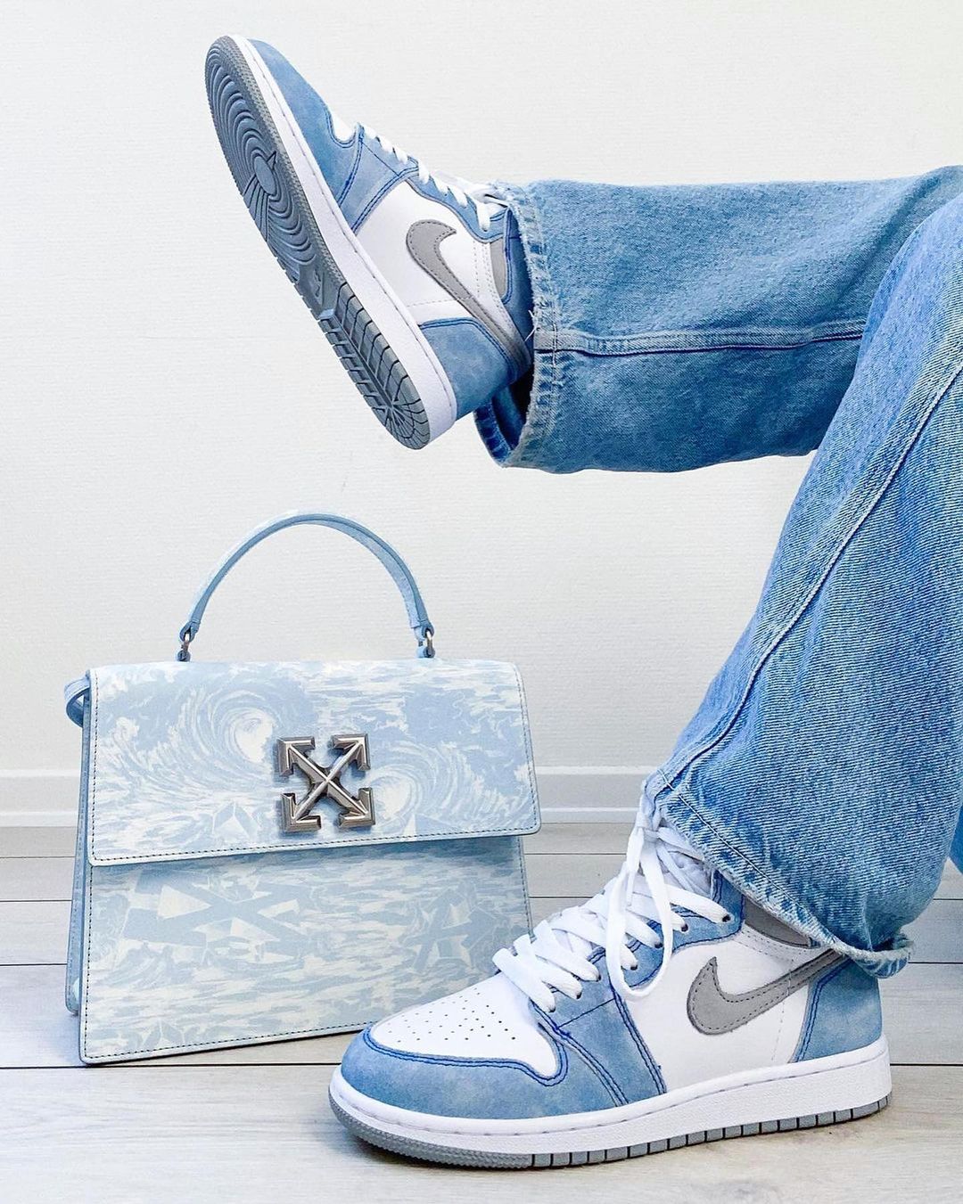 Air Jordan 1 Retro High Og Hyper Royal - Image 4