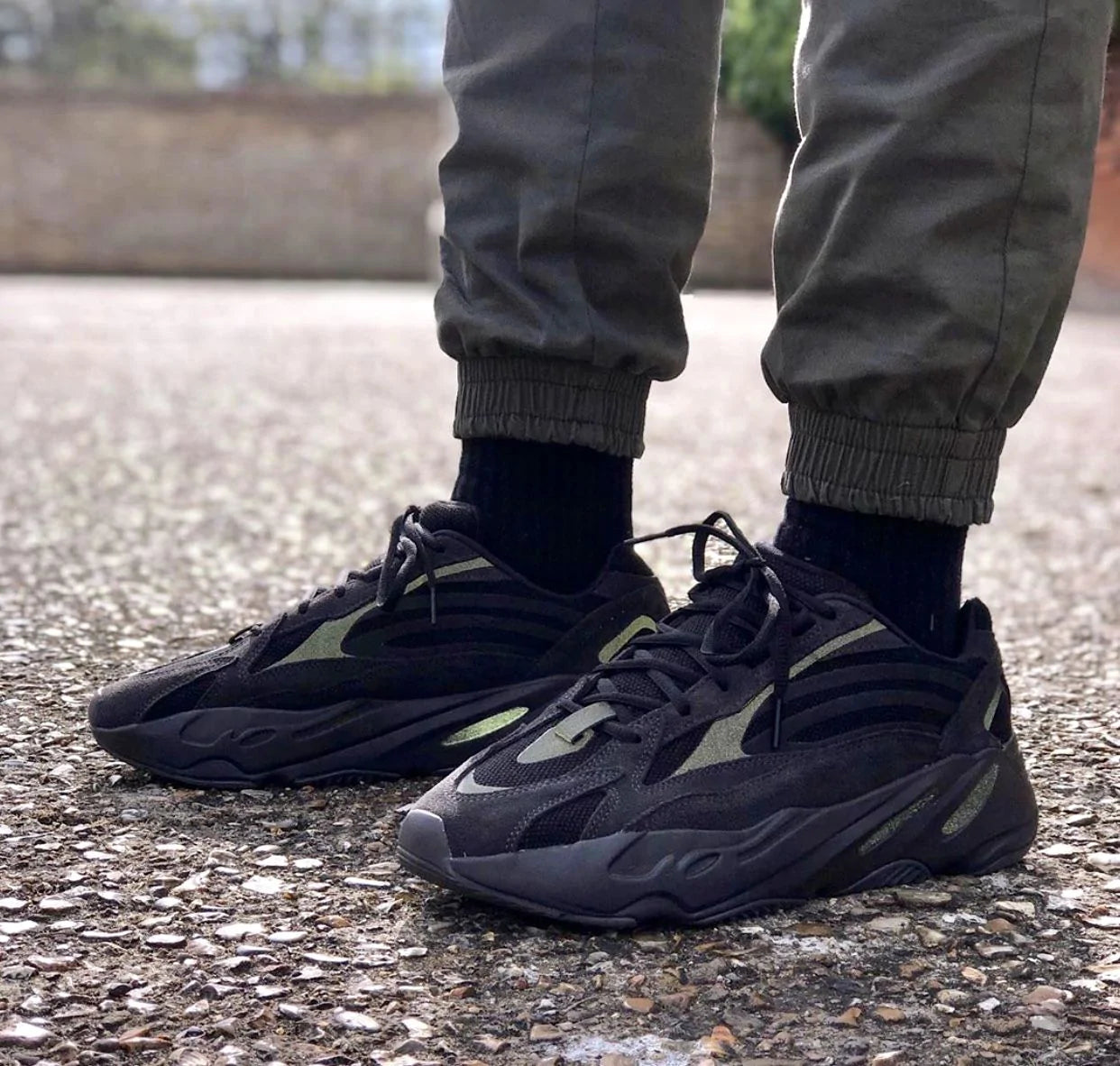 Yeezy 700 V2 Vanta - Image 5