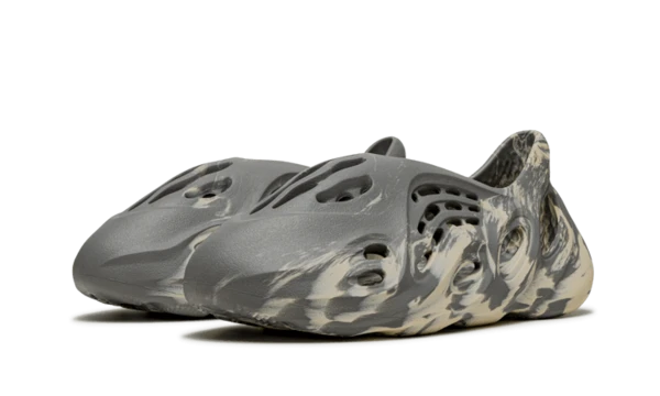 Alternative view of Yeezy Foam Rnnr Mxt Moon Gray