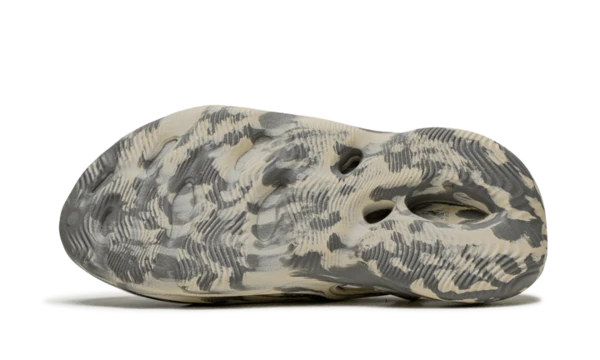Yeezy Foam Rnnr Mxt Moon Gray - Image 4