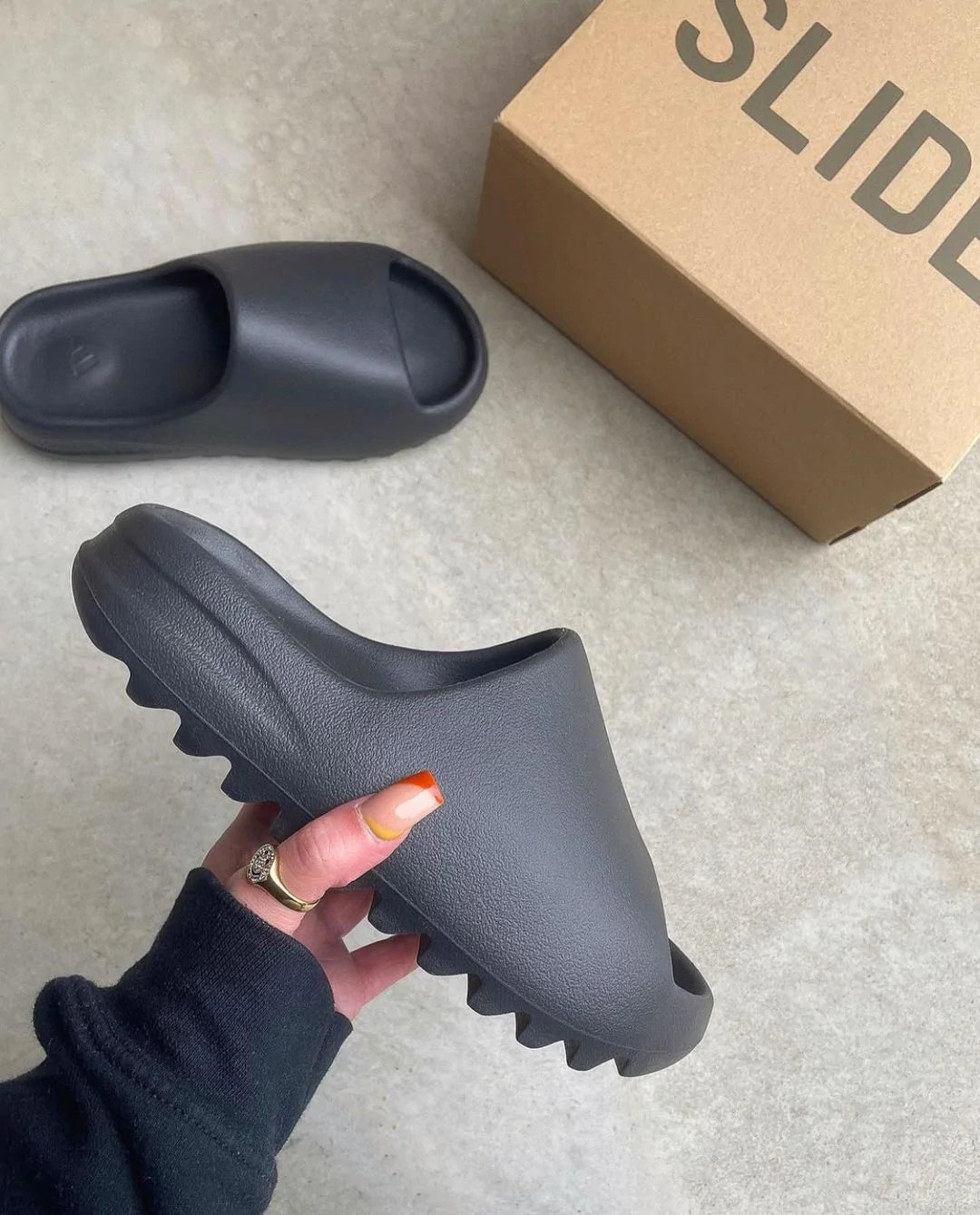 Alternative view of Yeezy Slide Onyx
